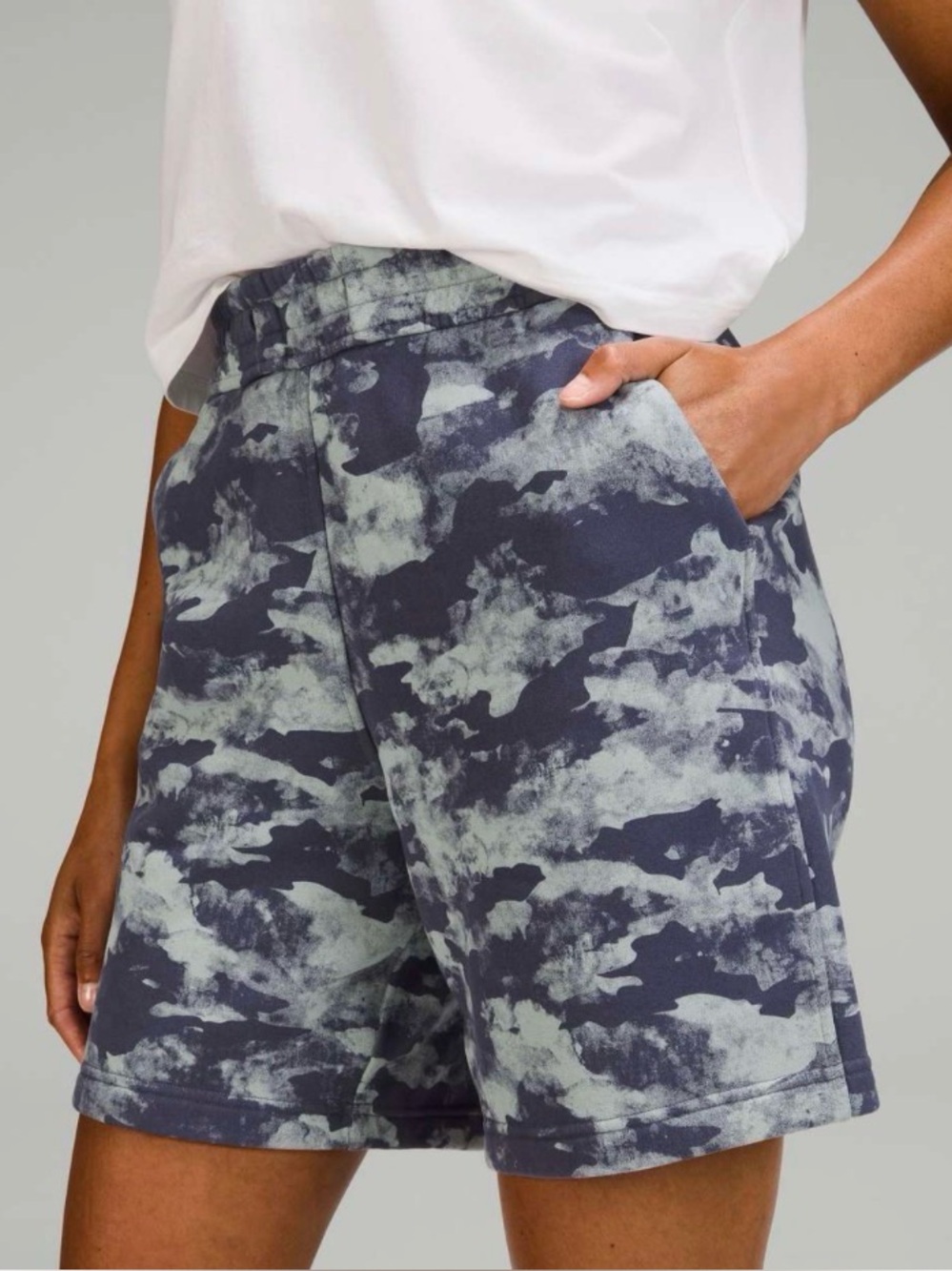 Lululemon Loungeful high rise relaxed fit 7” shorts size 6 camo wash